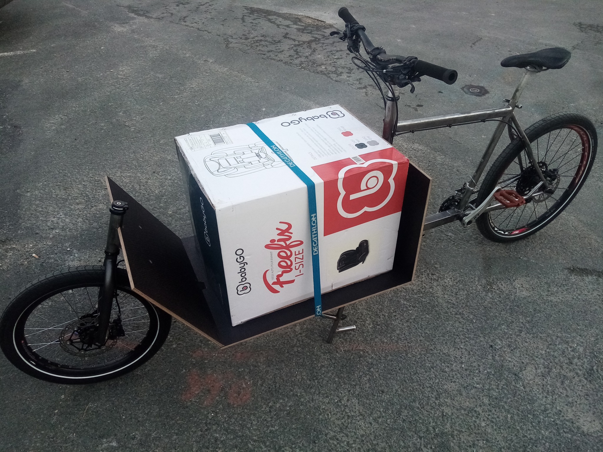 Prototype de vélo cargo en réparation dans l’atelier vélo d’Agonac Burette & Guidoline